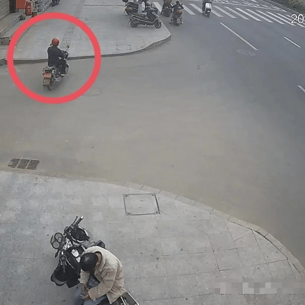全力缉拿,梧州发生一起摩托车与小车碰撞,摩托车驾驶员逃逸..._肇事_藤县_事故