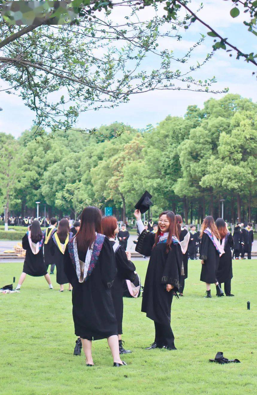 拍毕业照只需要四秒定格的却是四年