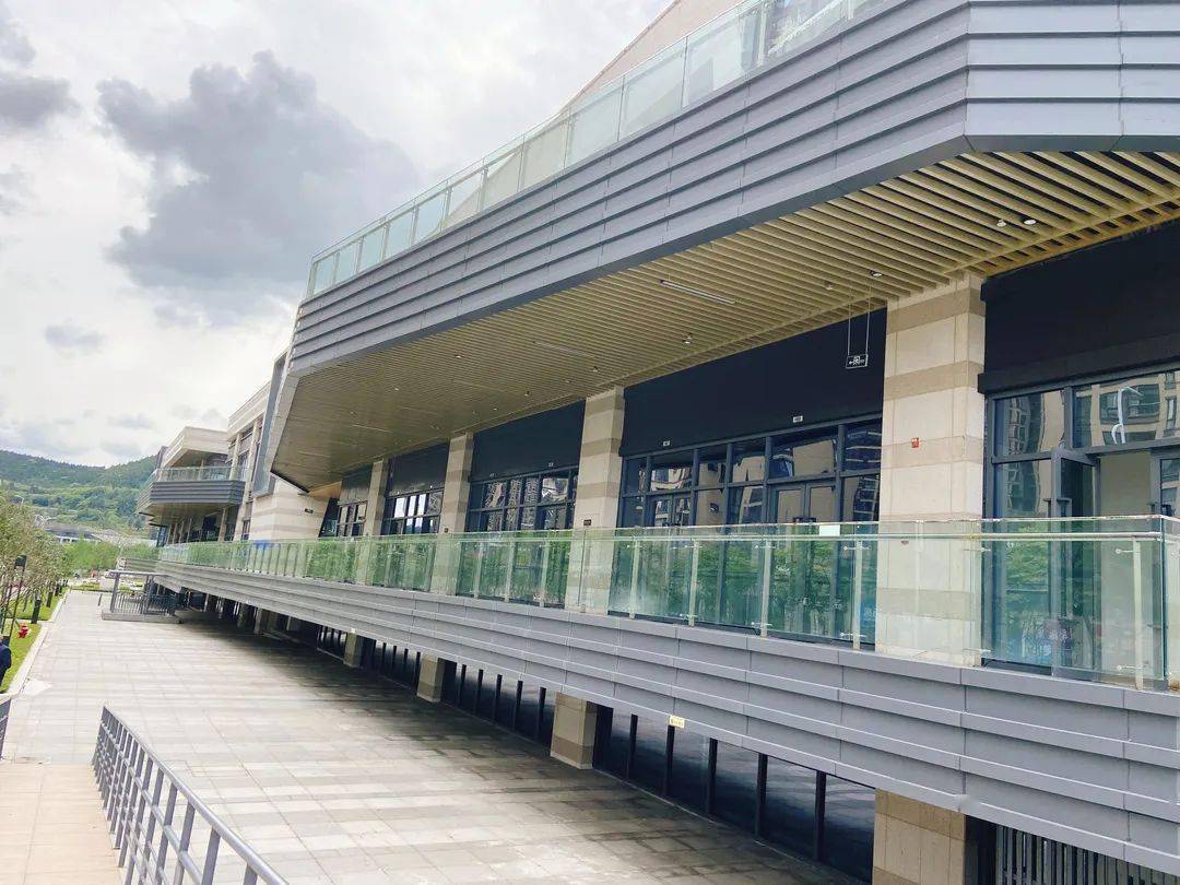 惨淡南充北站片区绿地熙悦广场仅有几家商铺开业