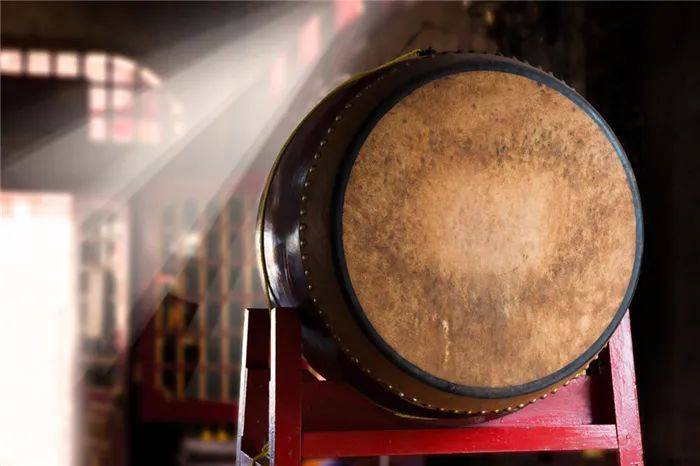 古代战争之所以要击战鼓,背后有其特殊用意,一般而言,"闻鼓声而进,闻