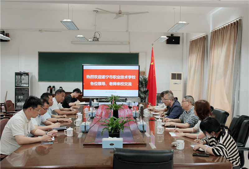 遂寧市職業技術學校校長徐華副校長羅文林一行到成都汽車職校考察交流