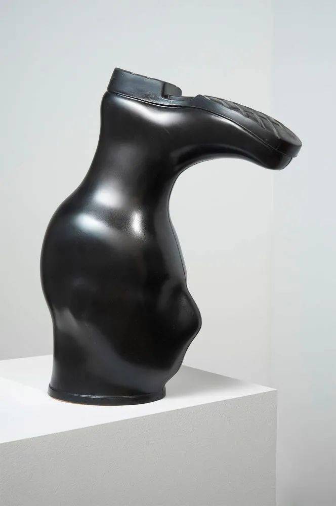 意大利雕塑家mauriziocattelan