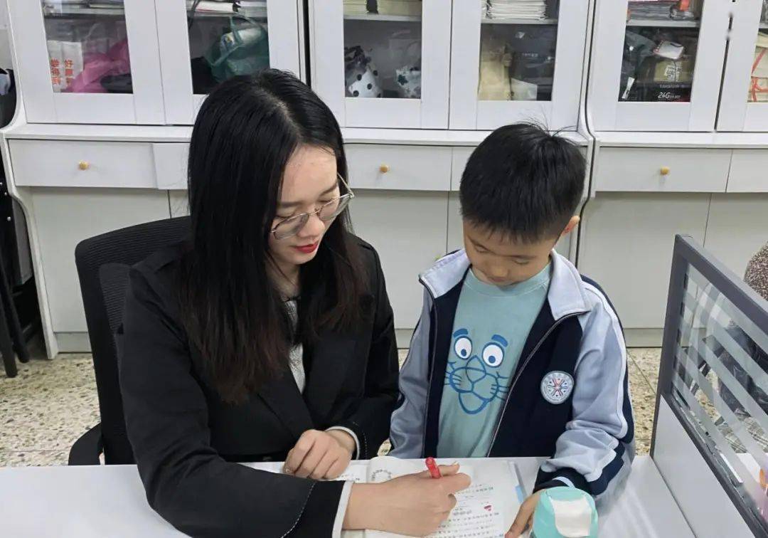 杨国瑞老师在给学生答疑王梦雅老师在给学生总结学习方法江会慧老师和