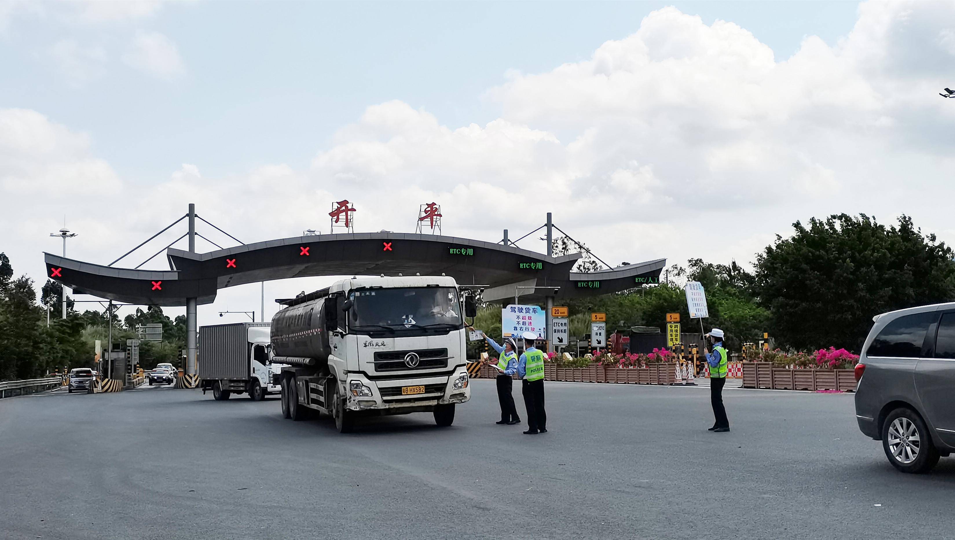 江门开平交警强化开展货运驾驶人交通安全宣传筑牢交通安全防线