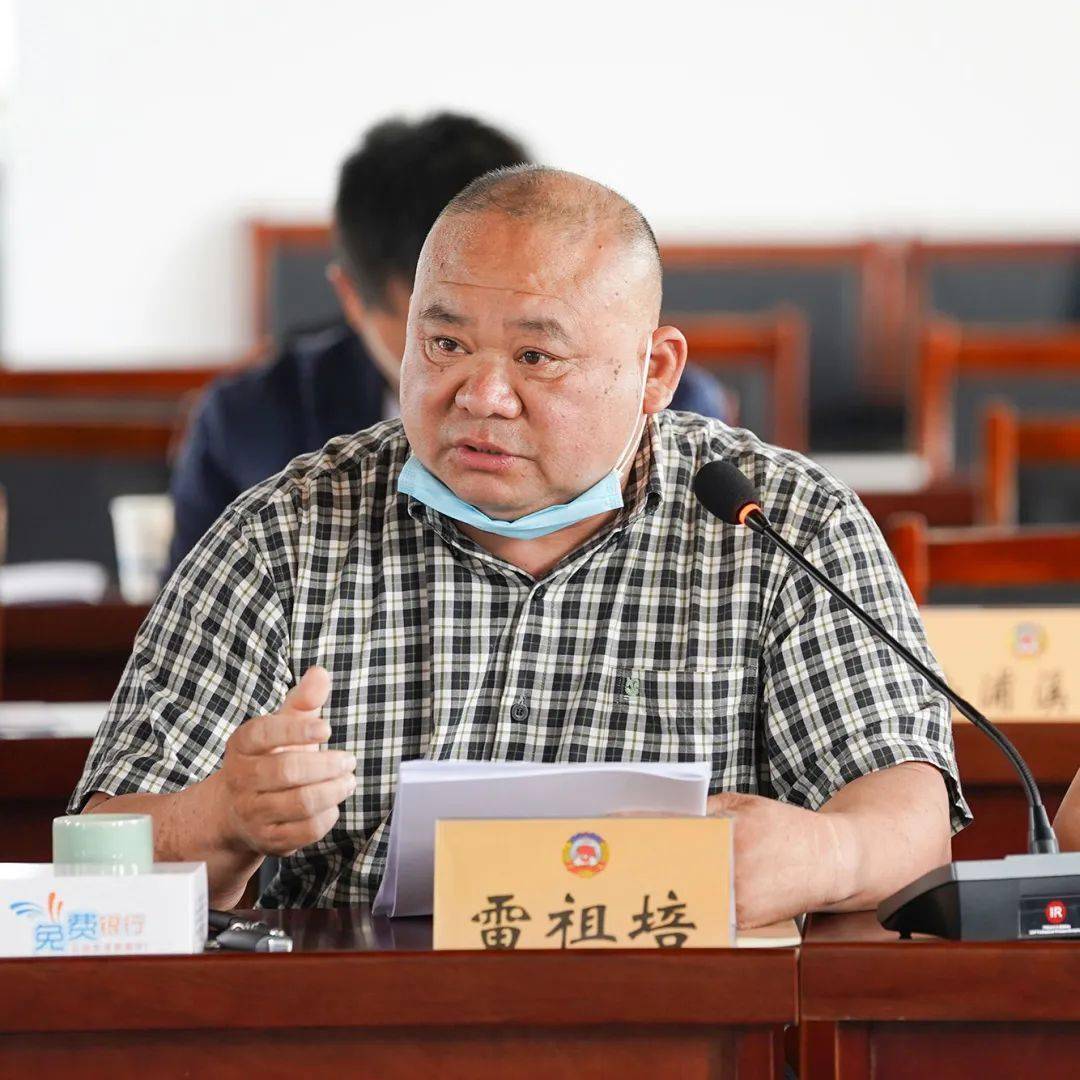 县政协委员雷祖培公安交警部门要加大对机动车酒驾,超速,超载等交通