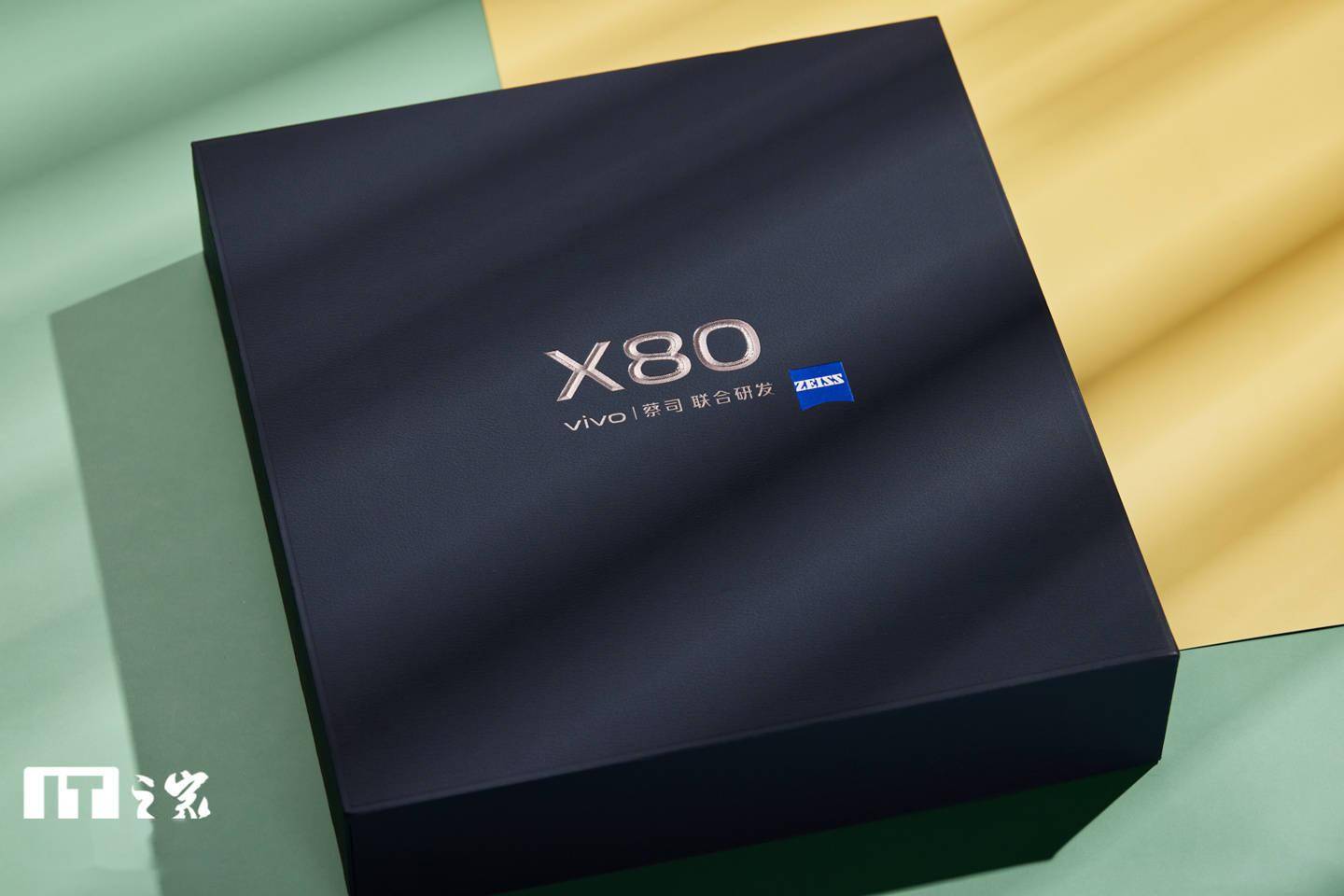 包装盒方面,vivo x80 仍然是传统的扁正方体设计,表面为黑色皮革质感