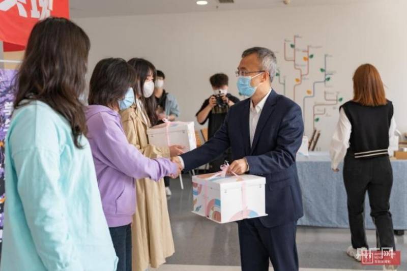大连东软信息学院供图)同一时间,该校副校长李迎秋,校长助理张婉出席