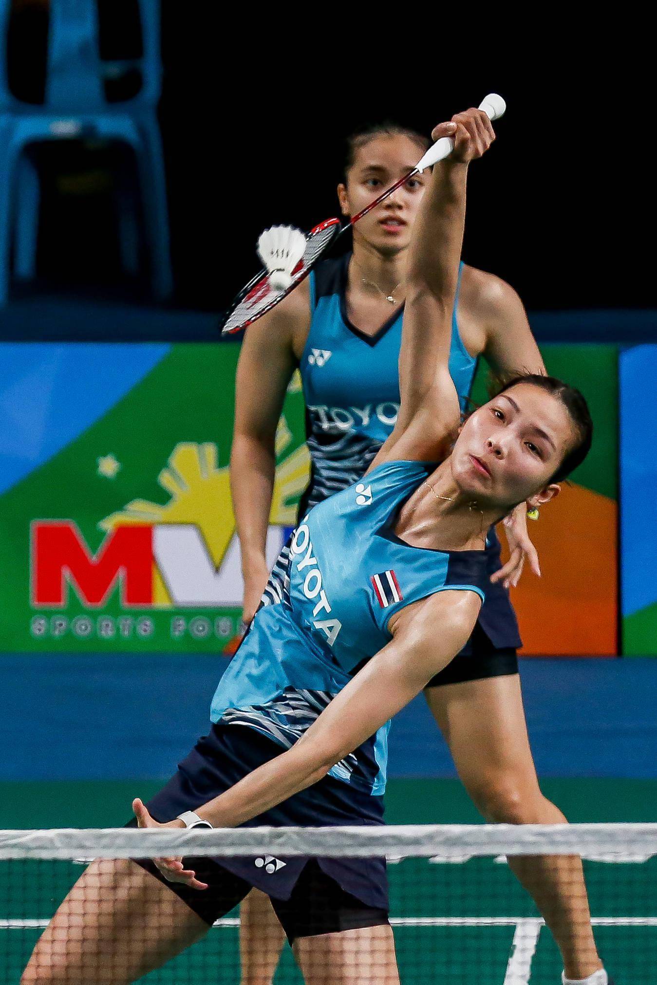 羽毛球锦标赛女双八分之一决赛中,中国组合杜玥/李汶妹以2比1战胜泰国