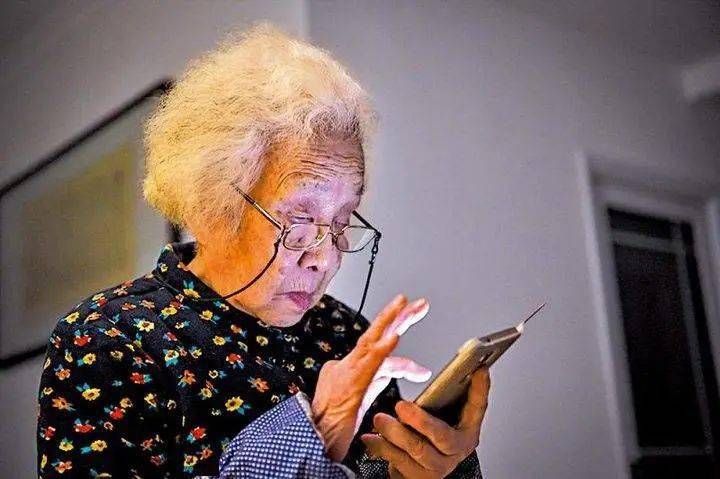 教老年人用智能手机不难