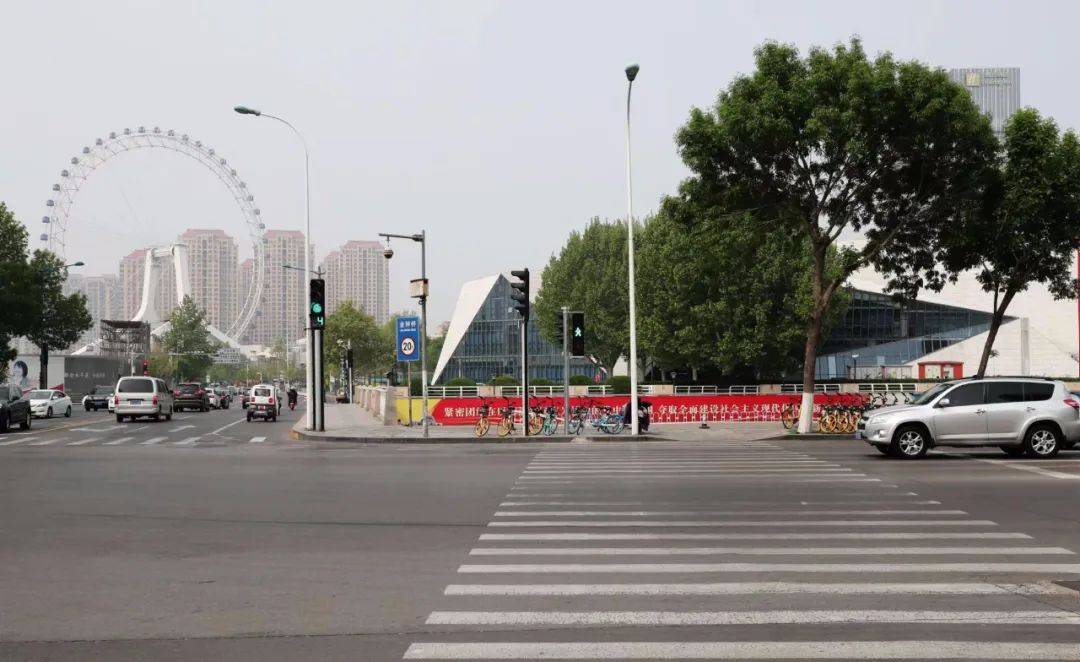 据了解,金钟桥大街与南运河南路交口紧邻"天津之眼"摩天轮景区,作为