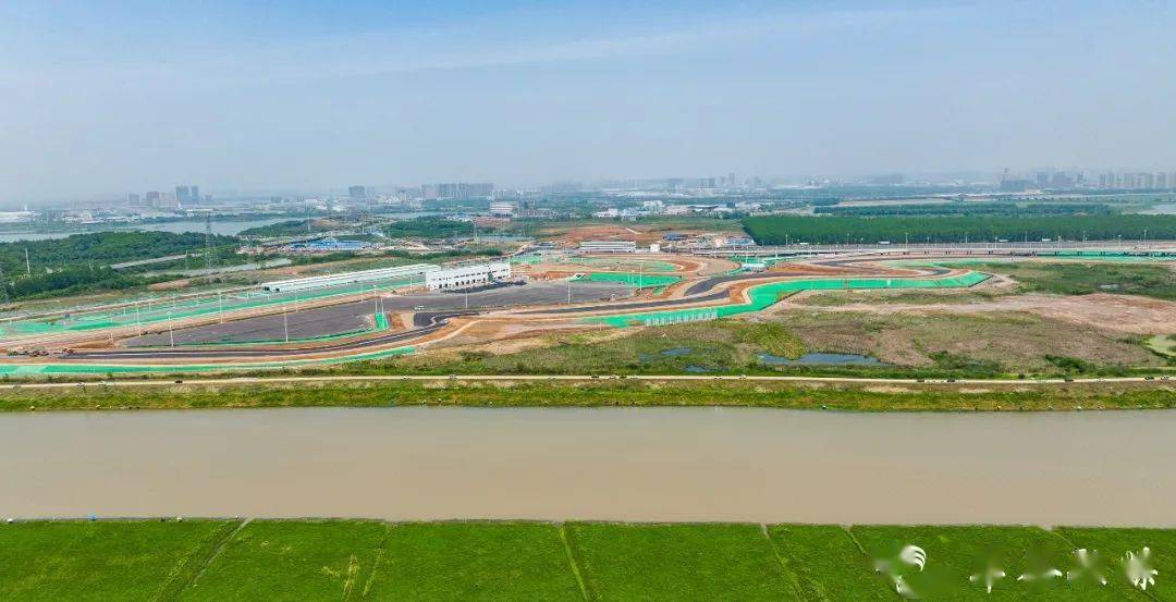 华中首条国际赛道开铺沥青武汉智能网联汽车测试场建设再提速