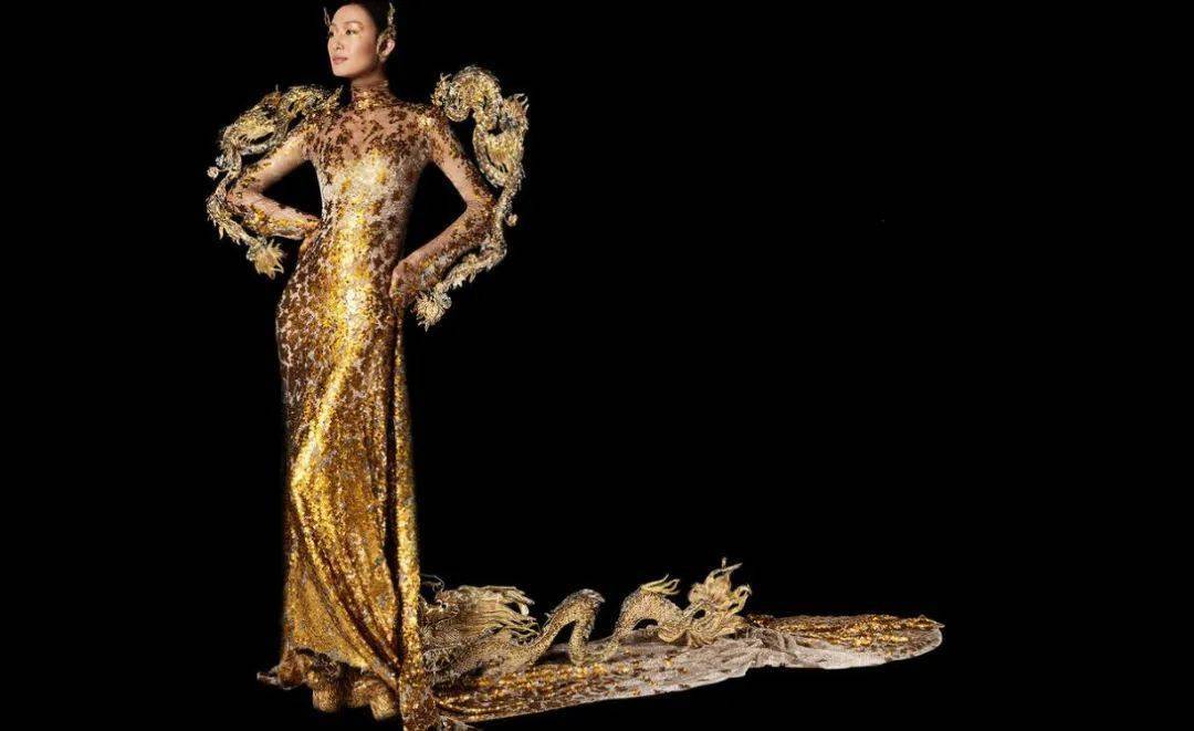 让蕾哈娜因中国风冲上热搜郭培高定展来sf啦