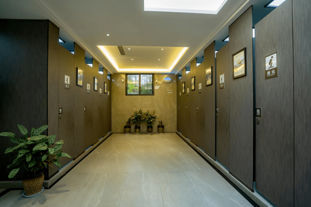 颜值在线服务一流大足这两所最美公厕你一定去过