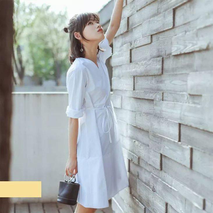 长款白色衬衫对下半身的包容度非常高,搭配一字带凉鞋或运动鞋,轻松