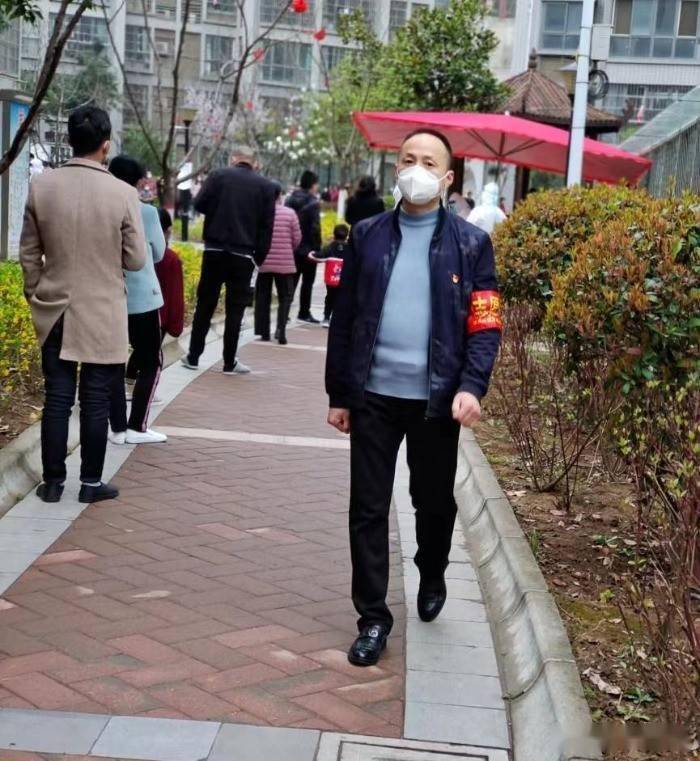 见义勇为武俊商铺起火热心路人奋不顾身扑救