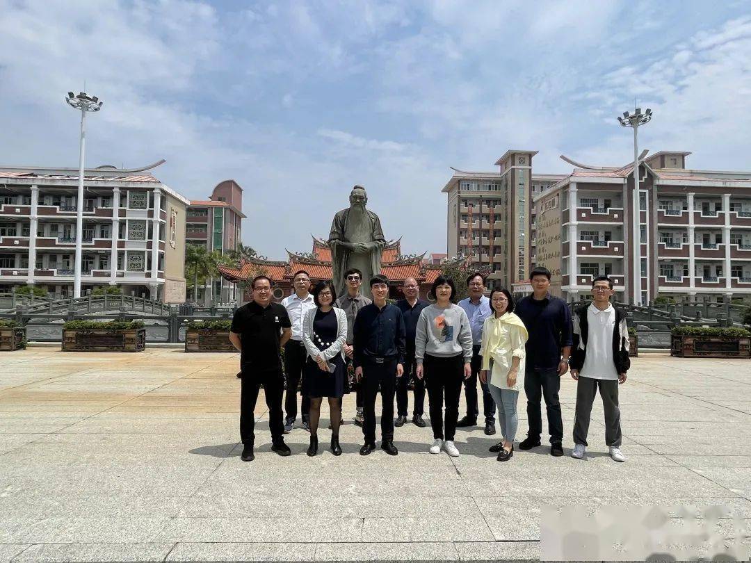 参加本次活动的有工作室的所有成员,学员,龙海二中高中数学组老师.