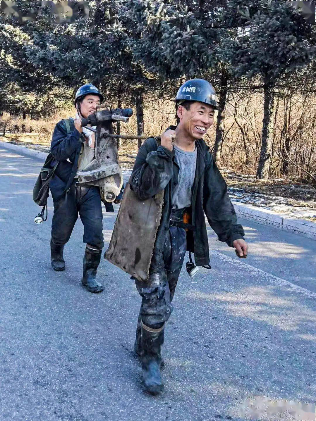 《劳动美》作者:振兴辅业公司 刘晓红《礼赞矿山人》作者:振兴辅业