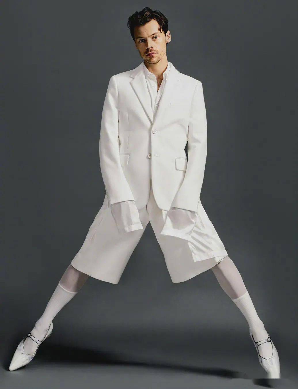 哈卷哈里斯泰尔斯时尚大片自我放飞卷发美甲笑容爽朗