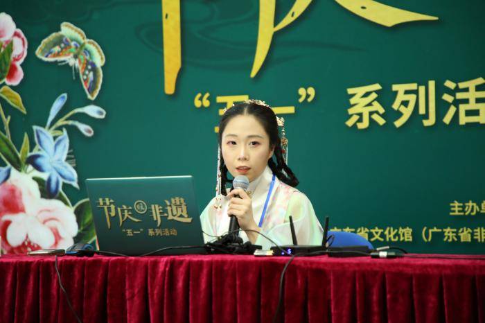 粤绣(广绣)市级代表性传承人李敏和广绣新生代传承人谭靖榆为现场的