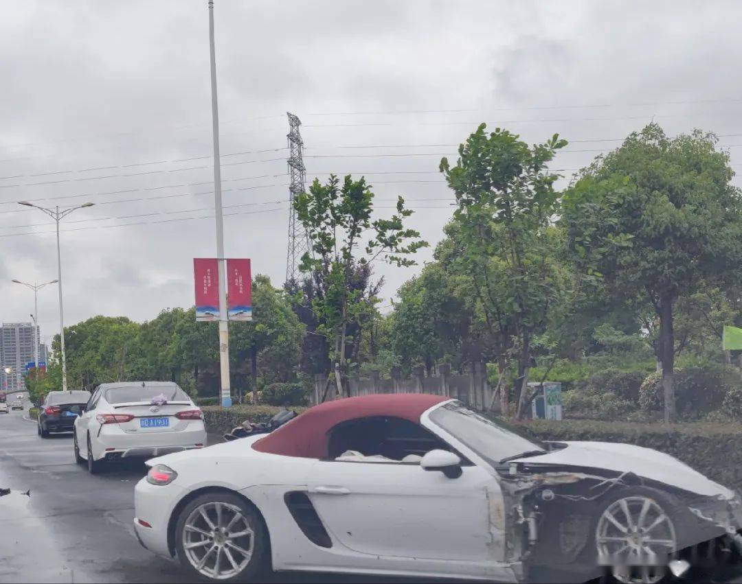 绍兴一无牌保时捷撞成噶样子……_嵊州_上岛_严重