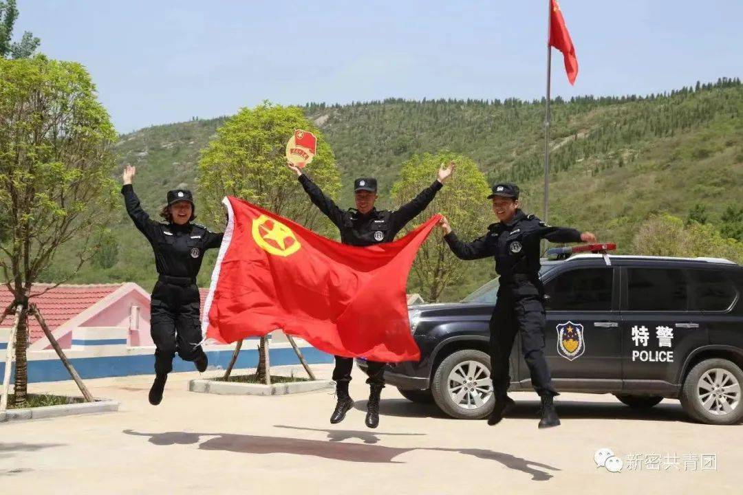 通天河,大法寺镇上桂村油菜花观景点放置"我和团旗合个影"拍照背景板