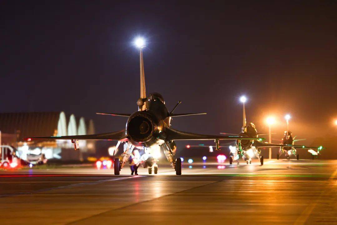 夜鹰出击空军航空兵开展夜间飞行训练