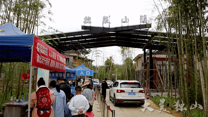 五一首日独山拉然小镇天洞景区人气爆棚