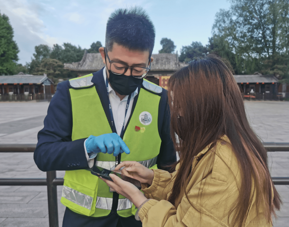 北京各市屬公園本市戶籍老人刷身份證老年卡即可驗健康碼