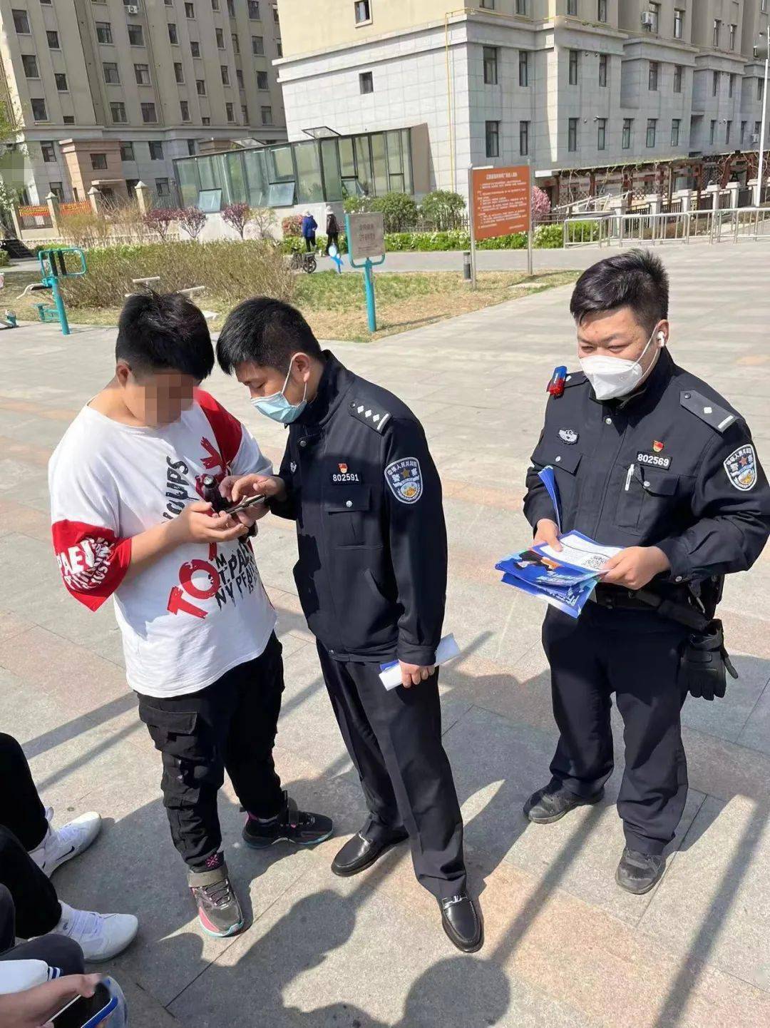 五一期间,辽阳市公安局辽阳县局首山镇派出所组织民警深入开展"金钟罩