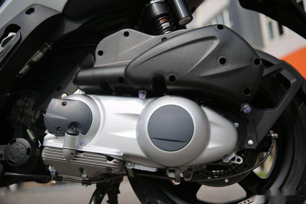 隆鑫新研发的150水冷踏板发动机同样如此,越来越多的台州踏板车厂加快