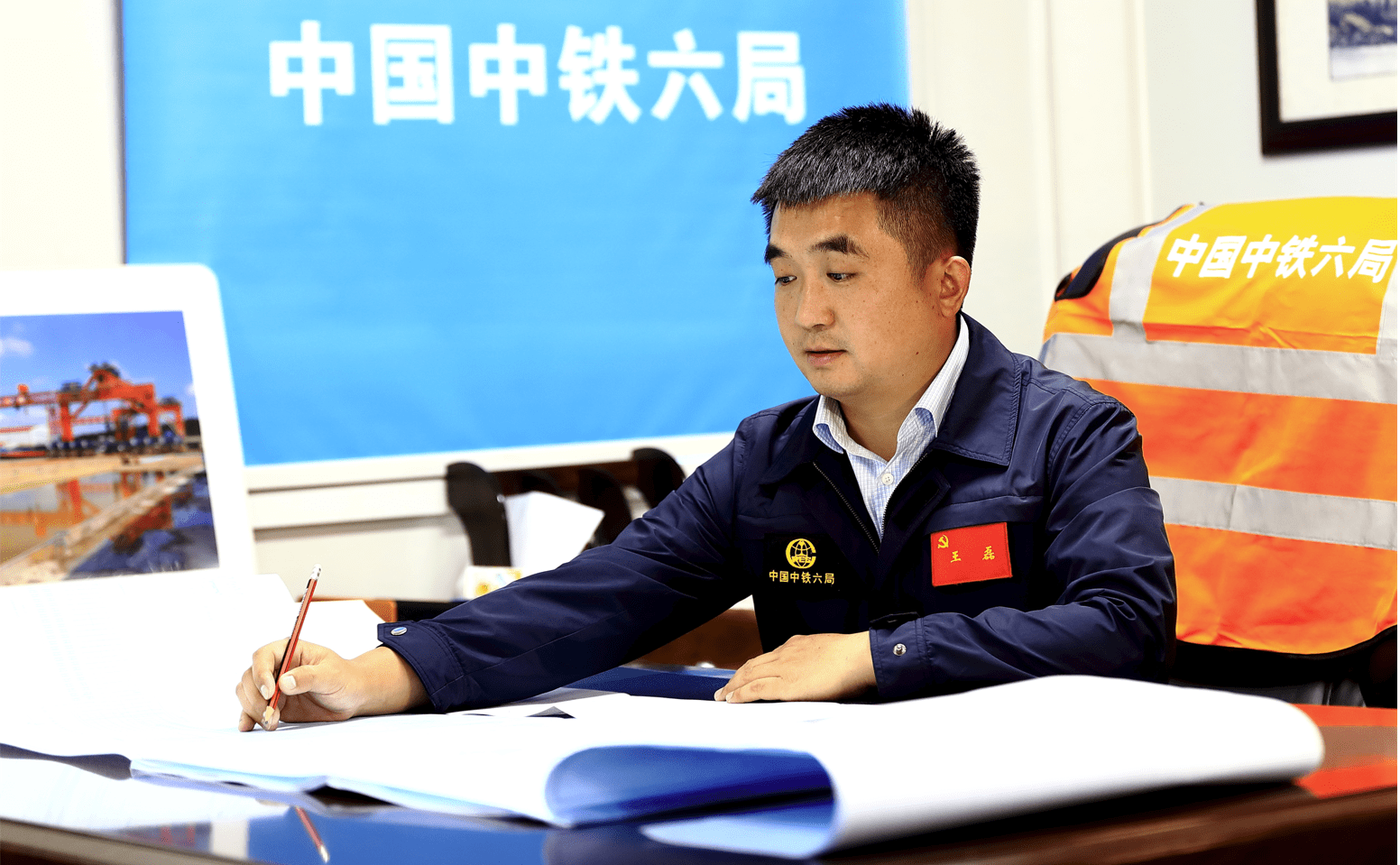 工作十余年,王磊先后参与了津秦客专,邯黄铁路,天津西南环,商合杭高铁