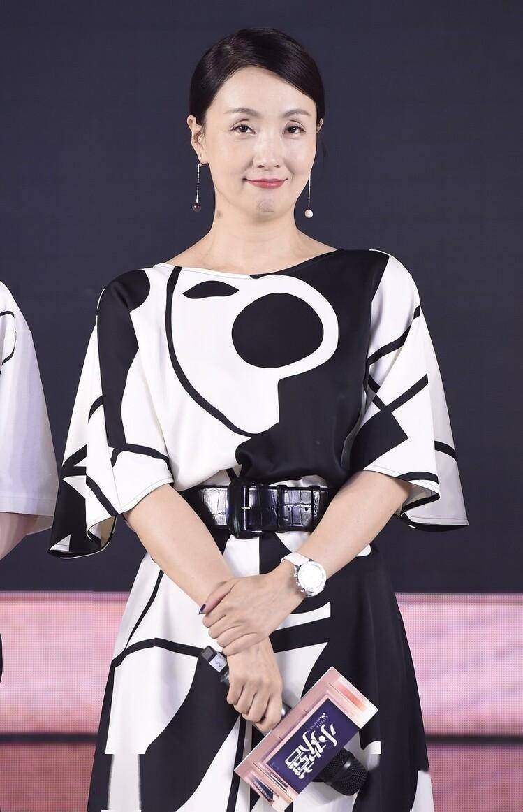 陶虹海清示范中年女性的气质穿搭连衣裙优雅大方套装知性干练