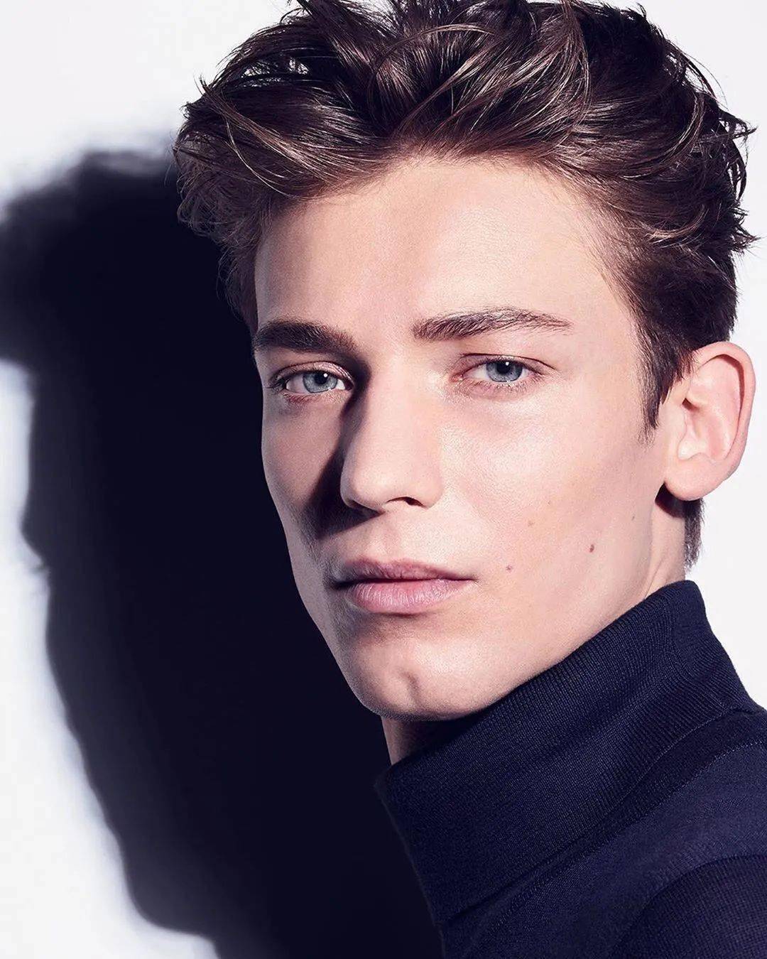 此前他也拍摄过香奈儿男士彩妆 boy de chanel 的广告大片.