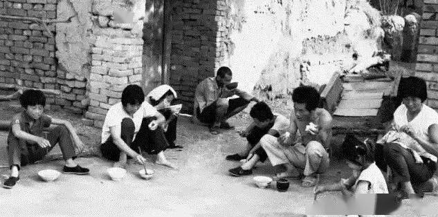 70年代吃饭老照片太珍贵看完瞬间泪崩了