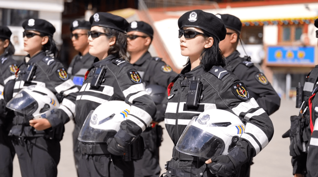 公安局女子铁骑队亮相