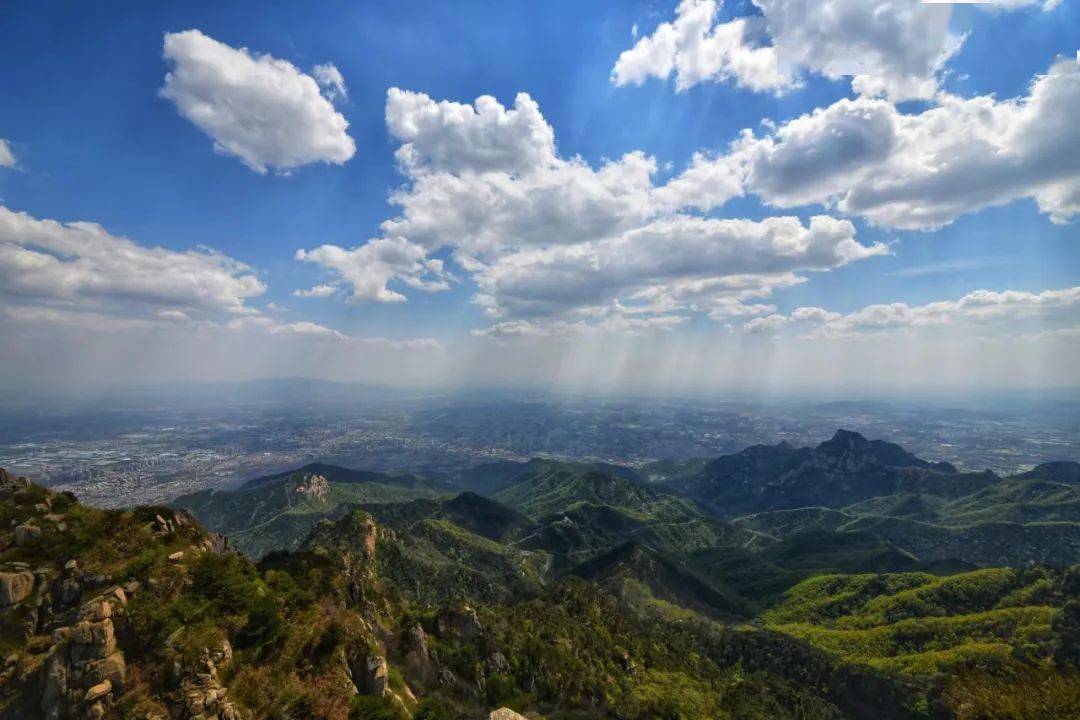 一幅精美的画卷融为一体与蓝天白云雄伟壮观的泰山风和日丽,碧空如洗