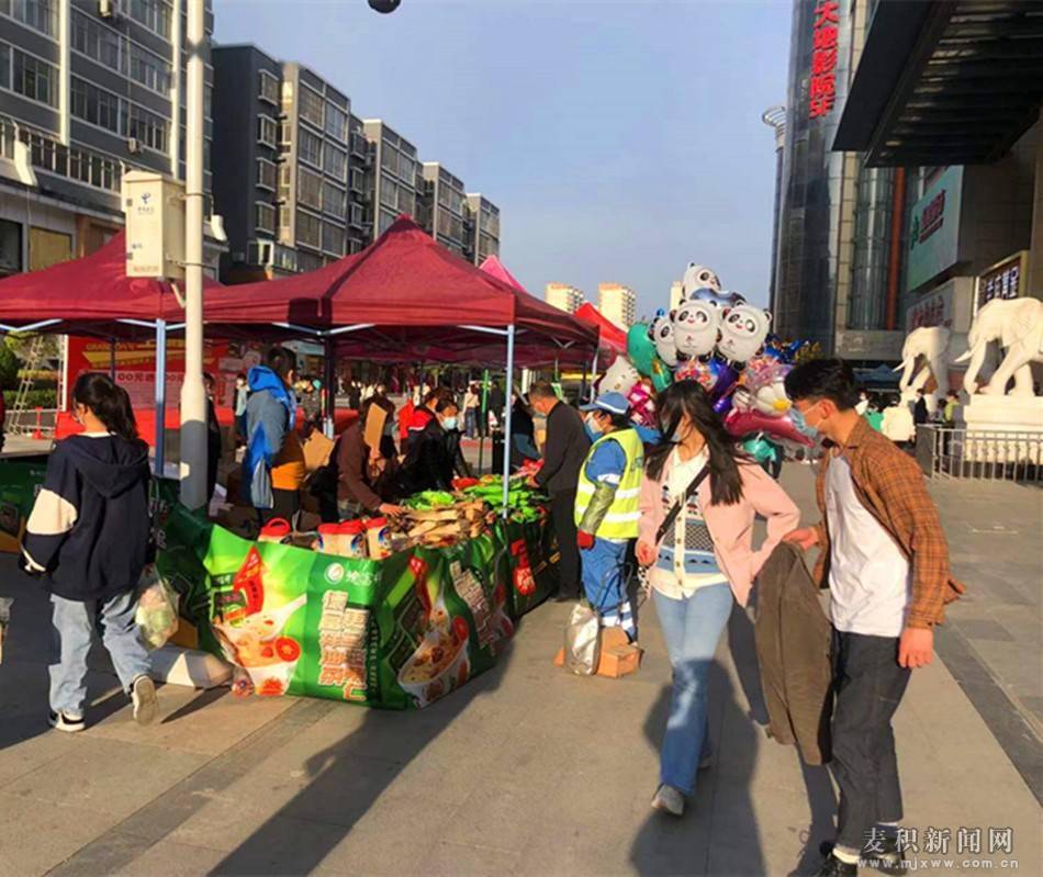 麦积区各大商场超市推出五一优惠促销活动吸引市民购物消费