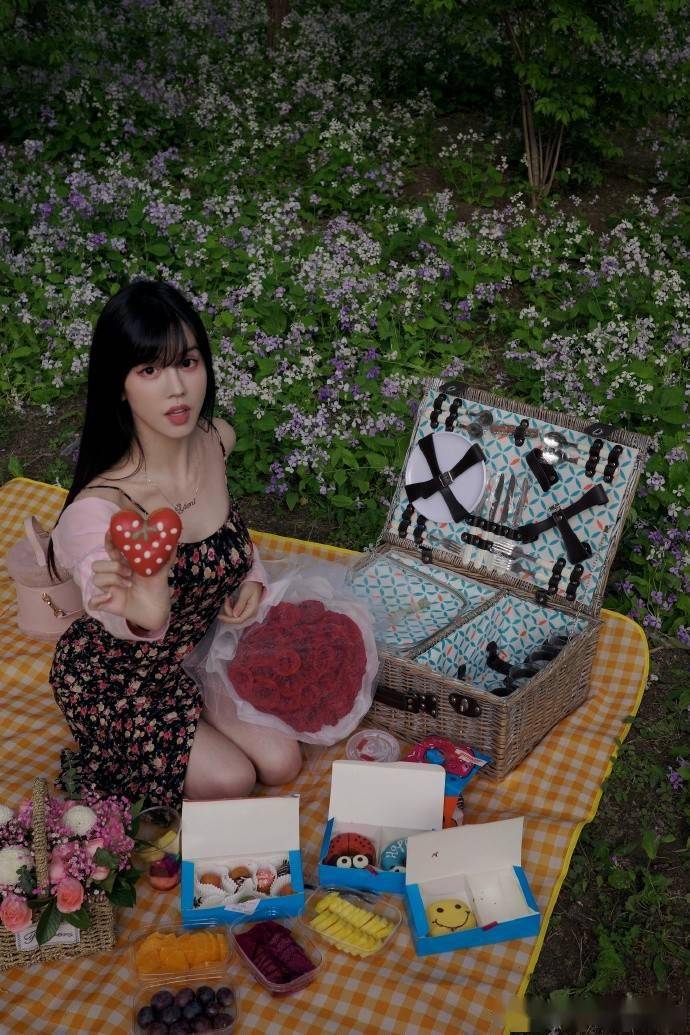 by2孙雨分享露营照状态佳手捧玫瑰配文玫瑰少年歌词