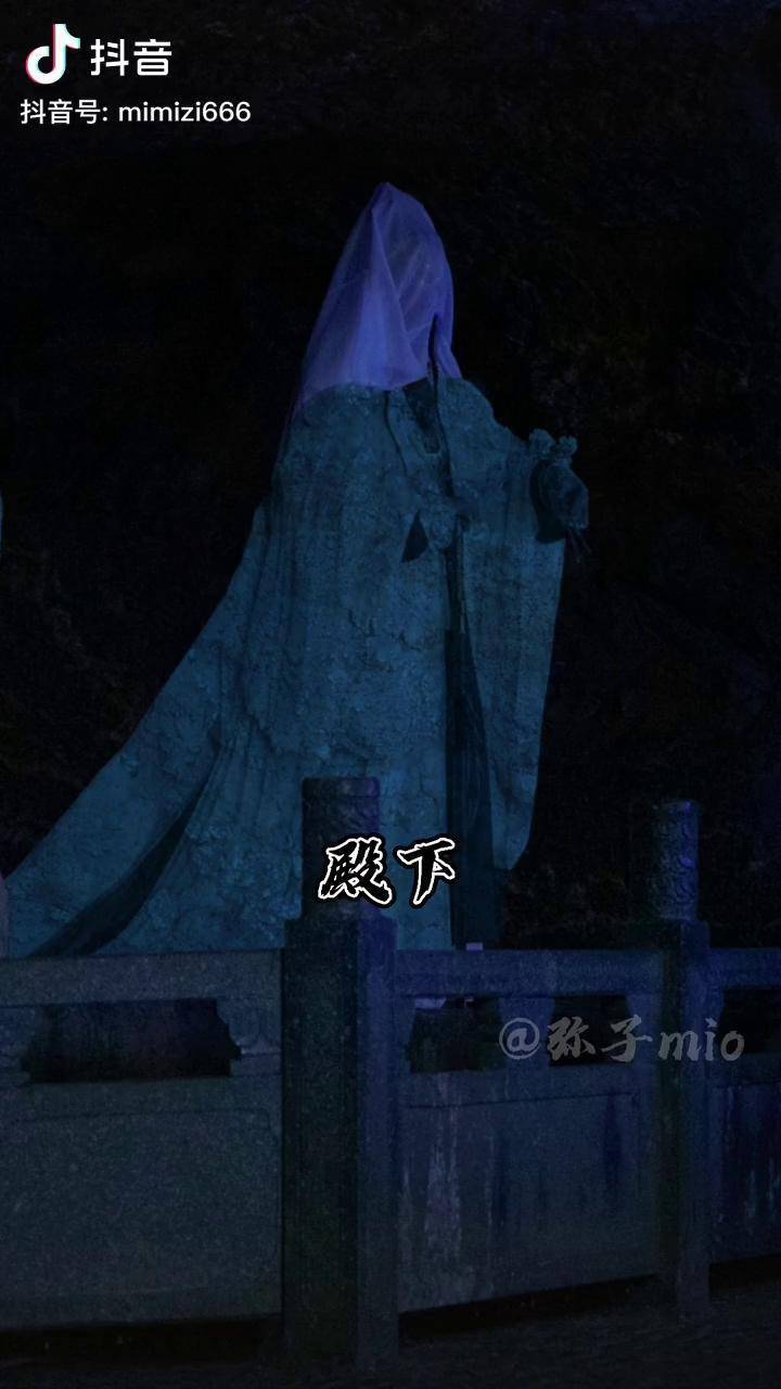 八百年前的万神窟不仅让花城撑过了铜炉山中的极端痛苦还让他小心翼翼