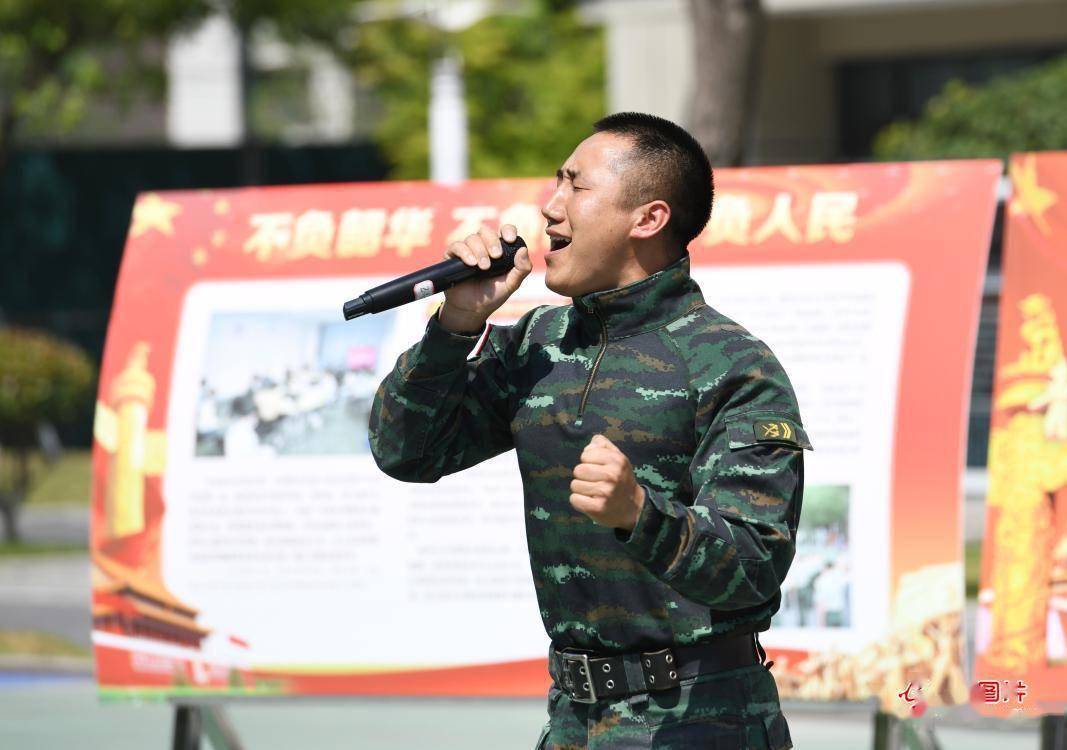 武警青年官兵举办青春诗会迎五四