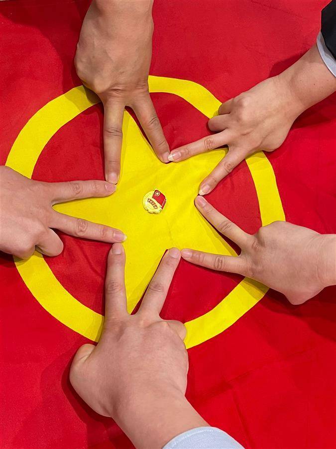 五四我与与团旗合个影