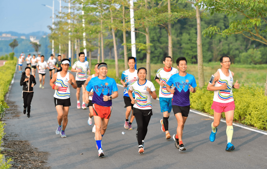 今天的环湖跑分成两组,一组是环湖两周的半程马拉松,另一组是环湖一周
