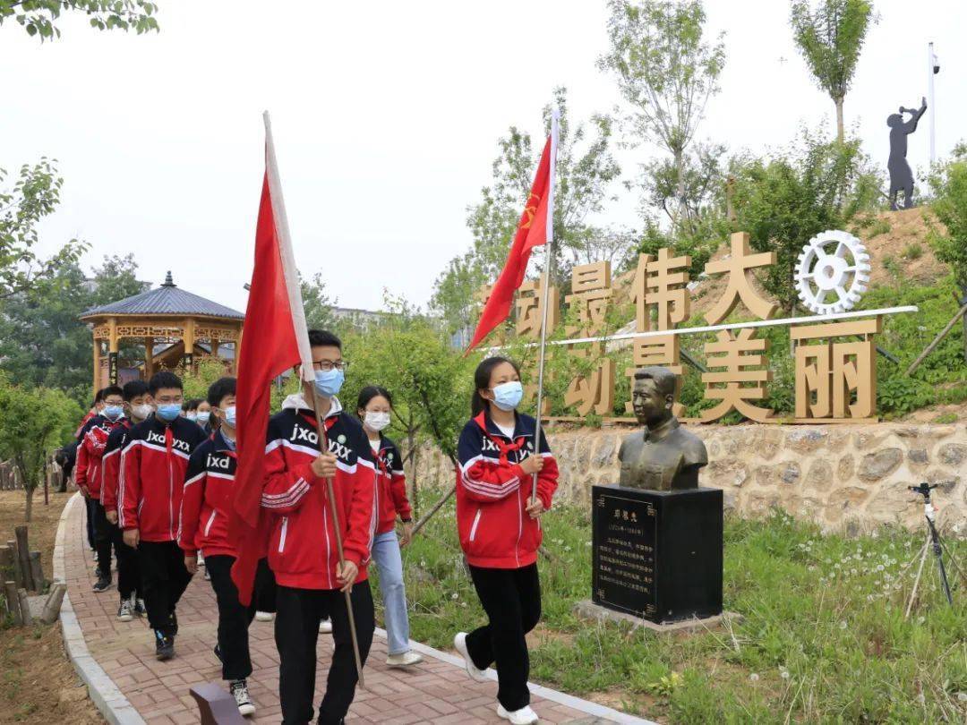 走进劳动公园致敬劳模精神