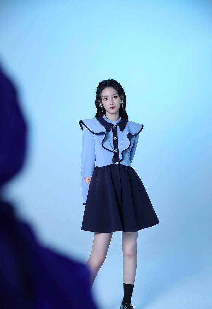 周也央视五四晚会献唱组曲穿学院风蓝裙青春洋溢