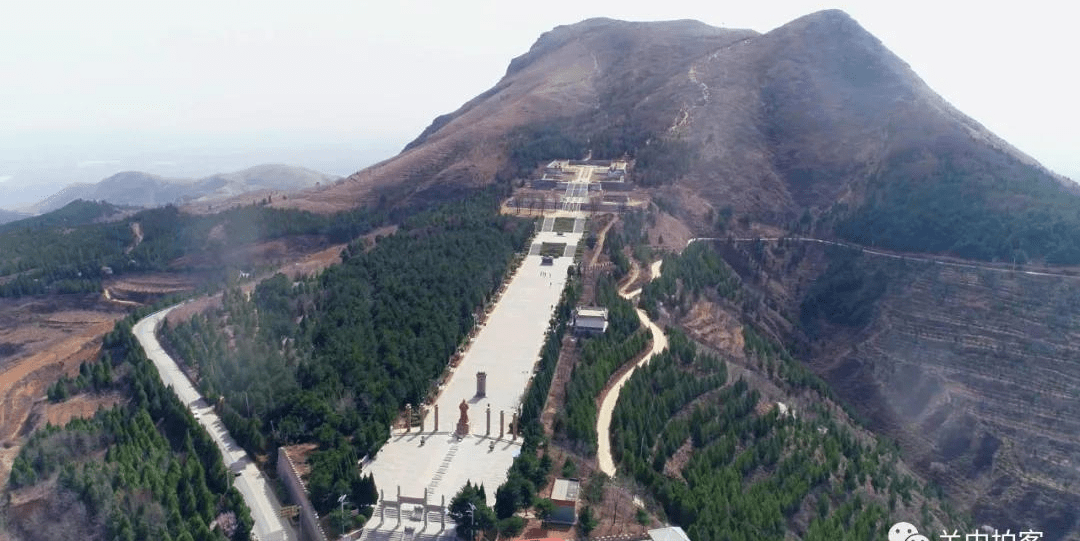 由于九嵕山南面的道路崎岖难行,后来帝王祭祀昭陵,都在北侧的司马门.
