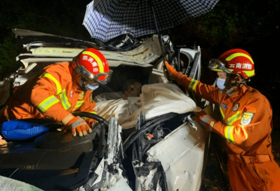 情况危急鹤庆一辆suv轿车发生侧翻车头损毁严重零件掉落一地
