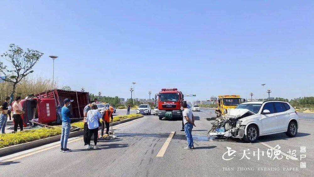突发车祸宝马面目全非事发文明大道北段