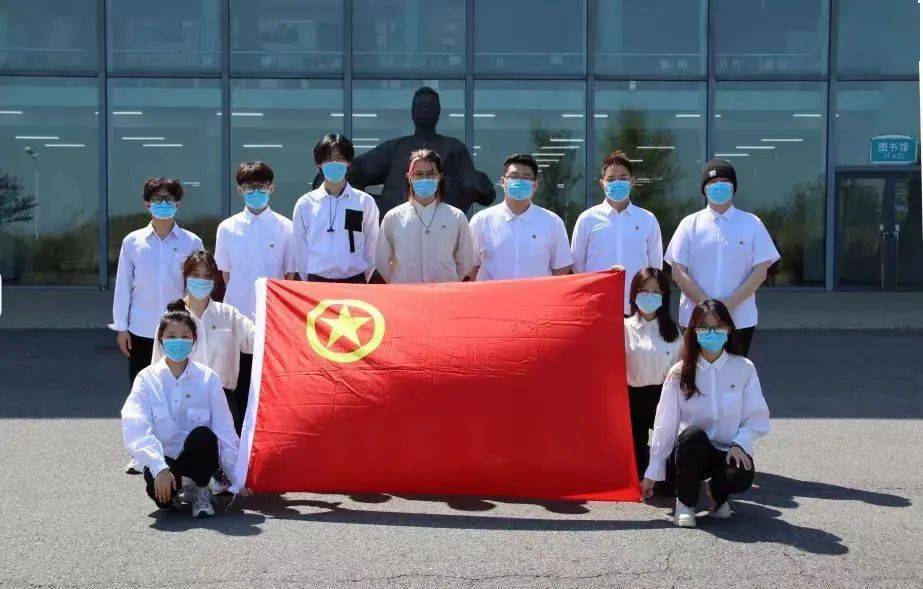 我和团旗团徽的最美合影