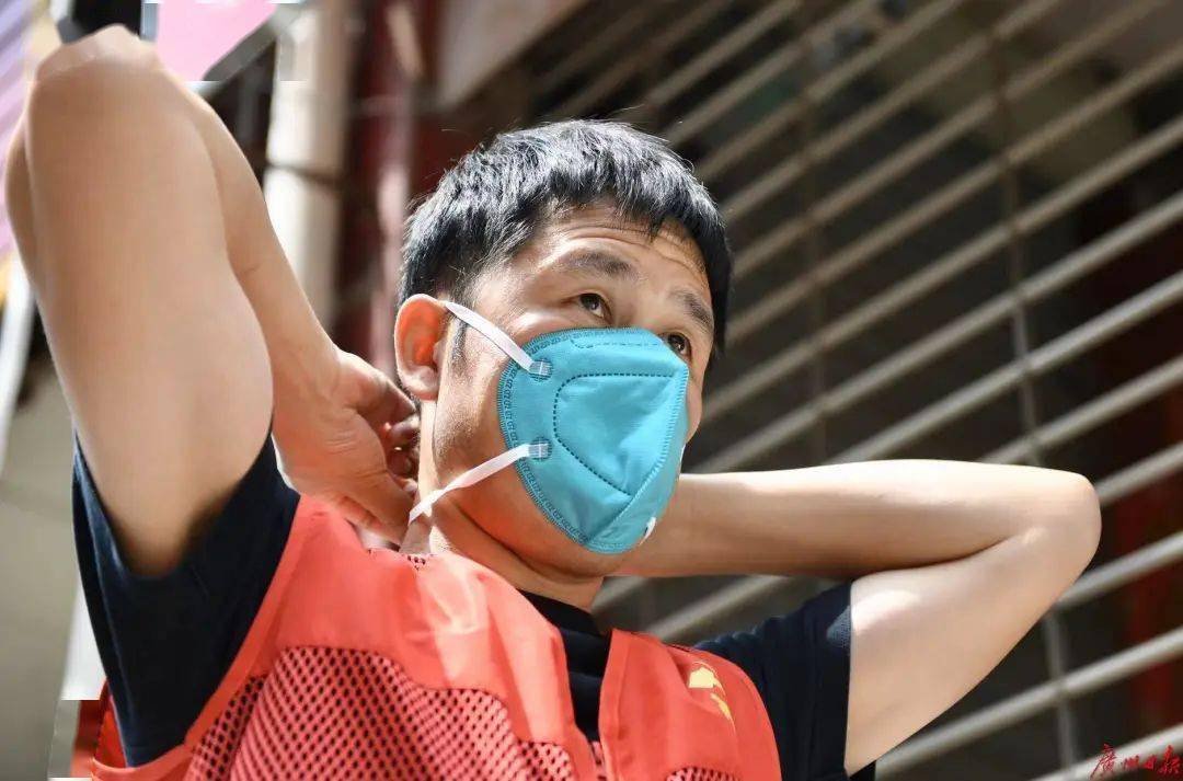 这双湿透的手背后是1400多双援手的故事