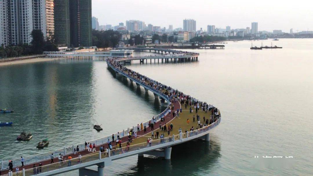 北海黄金北岸海上观光栈道五一临时开放好多人来散步钓鱼赏夕阳